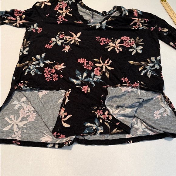 Torrid Favorite Tunic Super Soft V-Neck Tee in Black Orchid Gardens Size 2X - Picture 9 of 15